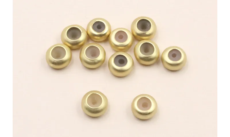 Disco 6mm Oro diam con silicona, agujero de 1mm  / Cuentas Metálicas de Latón / Zamak